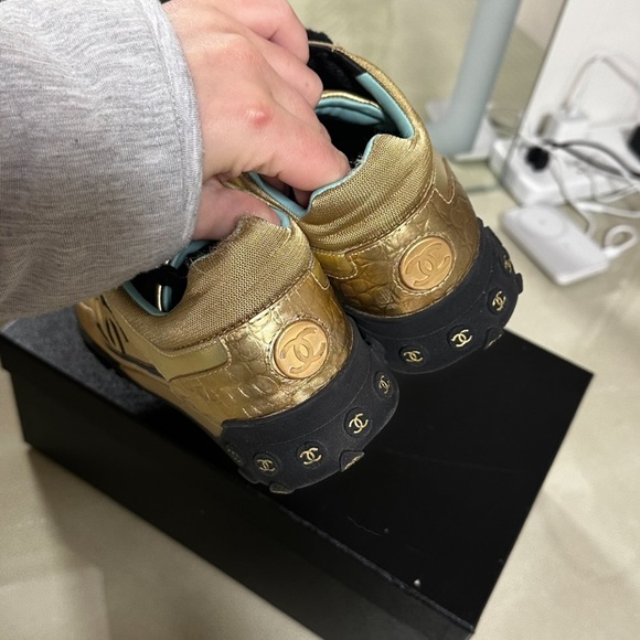 Black and gold Chanel sneakers - Picture 3 of 4